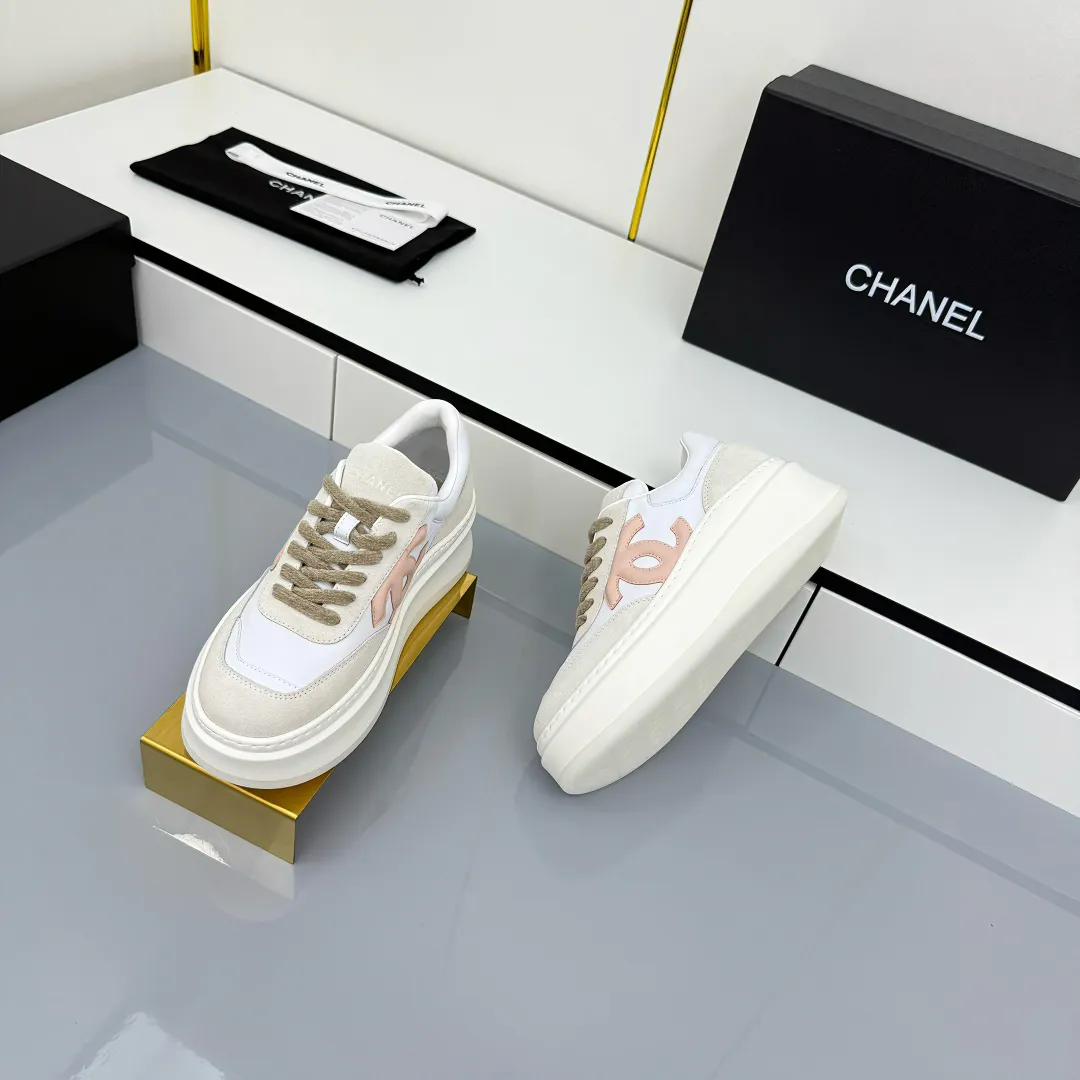 👟👟Ex-factory price 660👟👟 Top version! Chanel Chanel panda shoes! 2025 counter's top casual sports shoes. This classic design; the upper is electro-embroidered with a variety of techniques; the outsole is fashionable and sporty; the unusual inclusion of a variety of color matching elements... The diversified mix and match is very good-looking and versatile, and can be used for leisure, fashion, sports, and outdoor... ꫛꫀꪝ Go➫ Materials: ❶Upper made of: original imported first-layer silk cowhide + original waterproof cloth + original first-layer cowhide ❷Inner lining: Original Yangli+wang ❸ Outsole based on: Original TPU combination outsole Counter boutique packaging complete set for women 35–41